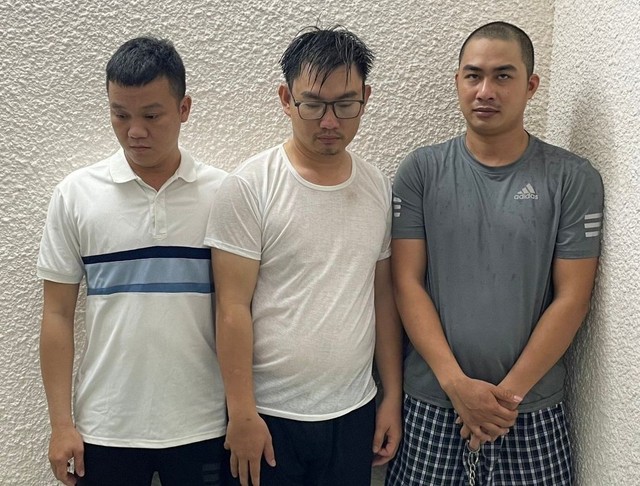 Các bị can Tô Văn Thanh, Nguyễn Tiện, Huỳnh Hồng Danh (từ trái sang) bị bắt tạm giam