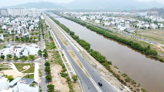 Dự án BT đường vành đai 2 là một trong 3 dự án BT giao thông tại TP.Nha Trang đã được tỉnh Khánh Hòa chỉ định thầu và đổi đất sân bay Nha Trang, cho Công ty CP Tập đoàn Phúc Sơn làm chủ đầu tư, xây dựng