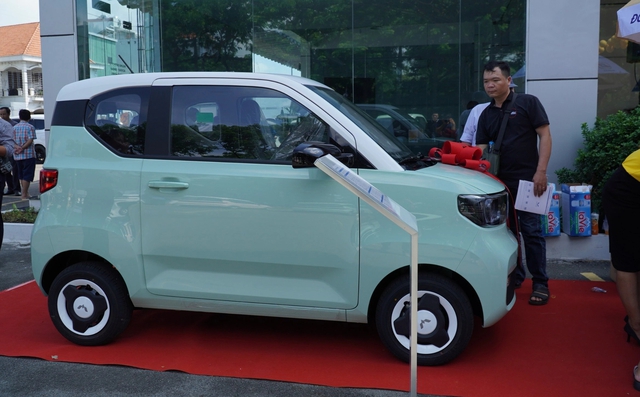 Gia nhập thị trường Việt Nam tháng 6 năm ngoái với mức giá từ 239 - 279 triệu đồng, Wuling Hongguang Mini EV được xem là một trong những mẫu ô tô giá rẻ nhất thị trường Việt Nam. Mẫu ô tô điện này là kết quả hợp tác của liên doanh GM - SAIC - Wuling do TMT lắp ráp, phân phối tại Việt Nam. Wuling Hongguang Mini EV sở hữu thiết kế nhỏ gọn, màu sắc cá tính hướng đến nhóm khách hàng lần đầu mua xe hay những cá nhân, gia đình nhỏ cần một chiếc xe đi lại hàng ngày trong thành phố. Cả hai phiên bản của Wuling Hongguang Mini EV đều lắp mô-tơ điện ở cầu sau có công suất 26,8 mã lực, mô-men xoắn 85 Nm. Tốc độ tối đa theo công bố là 100 km/giờ. Pin LFP trên xe có 2 tùy chọn, loại 9,6 kWh cho phạm vi hoạt động 120 km. Lớn hơn là loại 13,9 kWh có tầm hoạt động 170 km. Hãng cung cấp bộ sạc theo xe 1,5 kW. Với nguồn điện dân dụng tại nhà 220 volt, xe cần khoảng 6,5 giờ để sạc đầy pin 9,6 kWh và 9 giờ cho bộ pin 13,9 kWh.