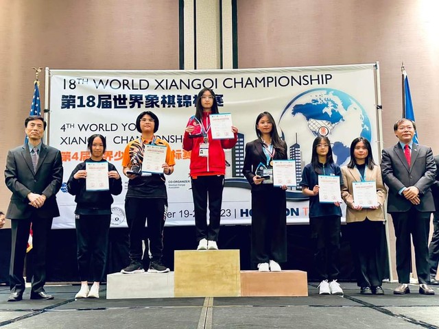 Nguyễn Hoàng My (thứ 2 từ phải qua) trong tốp 6 giải Vô địch cờ tướng trẻ thế giới 2023