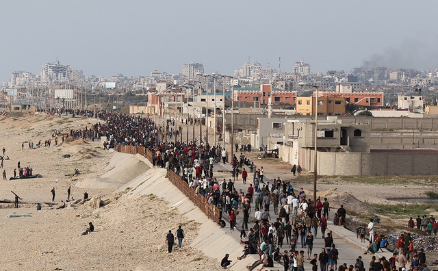 Người dân Palestine chờ viện trợ tại Gaza ngày 19.5.2024