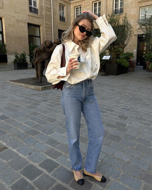 Nếu là quý cô mê đắm mom jeans, bạn có thể dễ dàng tạo ra bản phối denim và sơ mi oversized như Marine Diet. Thiết kế quần cổ điển với ống nhỏ vừa vặn sẽ giúp khoe đôi chân và đôi giày đẹp, cấu trúc lưng cao tạo cảm giác phần thân dưới dài hơn, cũng làm vòng 2 gọn gàng hơn khi bỏ áo vào trong quần