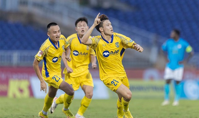 Niềm vui ghi bàn của Phan Xuân Đại trong trận thắng Khánh Hòa
