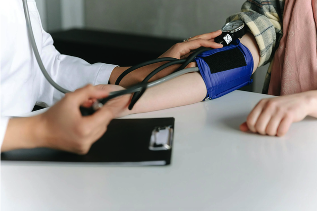 Người từ 50 tuổi trở lên nên đo tầm soát huyết áp mỗi 6 tháng - 1 năm/lần
