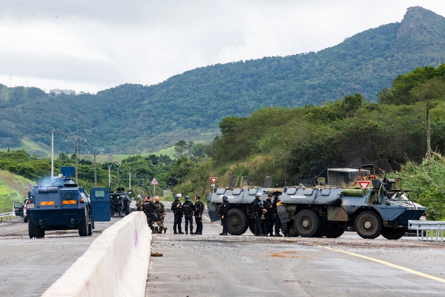 Các nhân viên an ninh và xe bọc thép của hiến binh Pháp tại New Caledonia