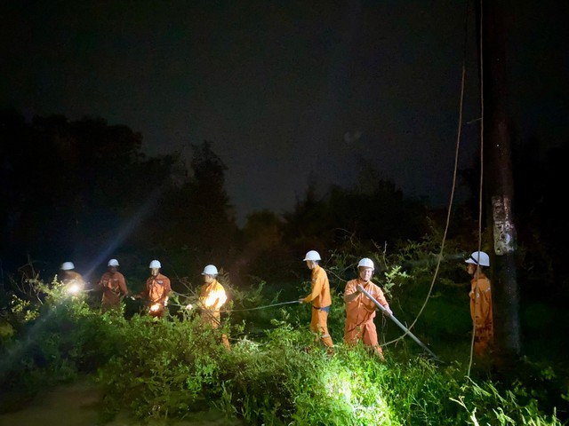 Điện lực Quảng Bình: Nhanh chóng khắc phục sự cố điện do giông sét- Ảnh 1.