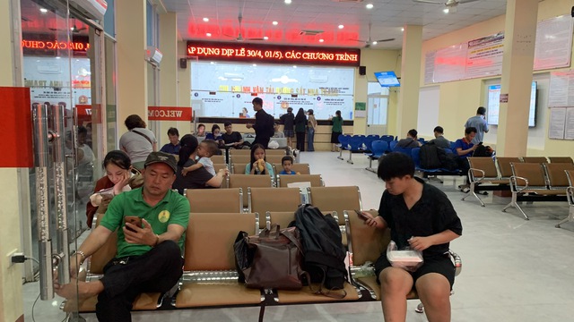Các hành khách tại phòng đợi ở ga Tuy Hòa