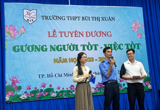 Anh Sĩ Bàng (giữa), nhân viên bảo vệ của Trường THPT Bùi Thị Xuân (Q.1, TP.HCM), được nhà trường vinh danh gương Người tốt việc tốt