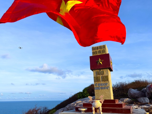 Cột cờ Tổ quốc trên đảo Hòn Anh