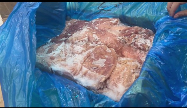 Dạ dày lợn đông lạnh trong kho hàng có dấu hiệu nhập lậu bị quản lý thị trường, công an TP.Hà Nội bắt giữ ngày 20.5