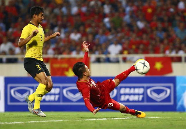 Quang Hải ở trận chung kết AFF Cup 2018. Anh là người chuyền cho đồng đội Anh Đức ghi bàn vào lưới Malaysia