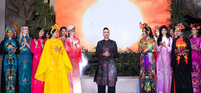 NTK Đỗ Trịnh Hoài Nam bên các người mẫu nước ngoài trong Lễ hội Áo dài Việt Nam tại California (Mỹ)
