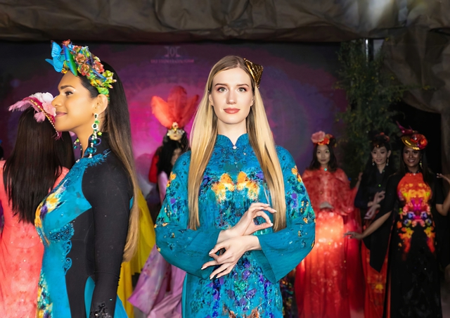 Người mẫu nước ngoài tỏ ra thích thú khi trình diễn áo dài Việt với cách để tay điệu đà, khiến phong thái trở nên mềm mại, nữ tính