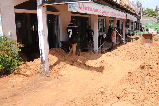 Nhà hàng ở P.Hàm Tiến bị cát vùi lấp sâu hơn 1,5 m
