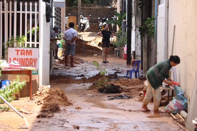 Nhà dân ở P.Hàm Tiến bị thiệt hại tài sản do cát tràn vào nhà trong đêm, không kịp trở tay
