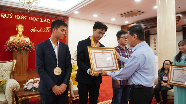 Lãnh đạo TP.HCM trao bằng khen cho 2 học sinh Trường THPT chuyên Lê Hồng Phong