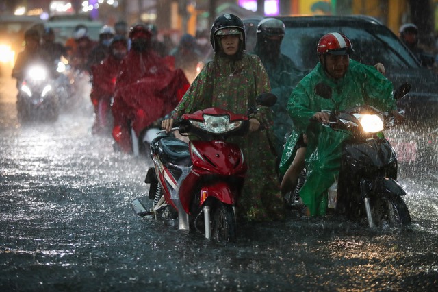 TP.HCM dự báo thường xuyên có mưa to, rất to vào chiều tối- Ảnh 2.