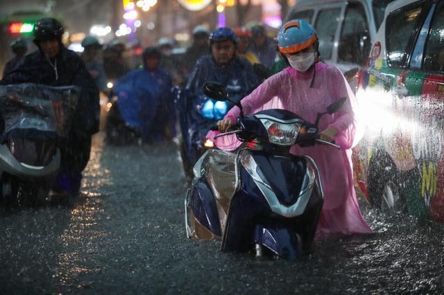 TP.HCM dự báo thường xuyên có mưa to, rất to vào chiều tối- Ảnh 1.