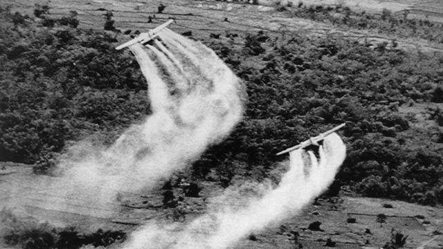 Máy bay Mỹ rải chất độc da cam trong chiến tranh Việt Nam