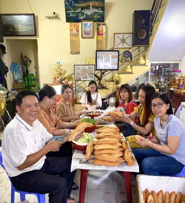 Ông Trần An (bìa trái) và các bạn trẻ chuẩn bị bánh mì trao vào sáng chủ nhật hằng tuần