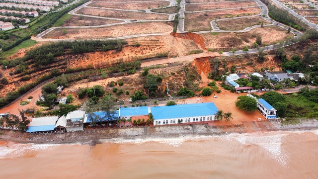 Dự án bất động sản Sentosa Villa  bị sạt lở do mưa lớn, dẫn đến cát tràn ra đường gây tắc nghẽn giao thông tuyến đường ven biển