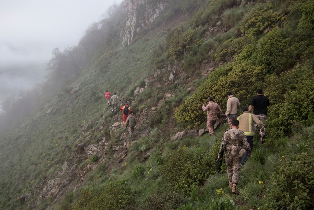 Đội cứu hộ làm việc sau vụ tai nạn trực thăng chở Tổng thống Iran Ebrahim Raisi, ở Varzaqan thuộc tỉnh Đông Azerbaijan (Iran) ngày 20.5