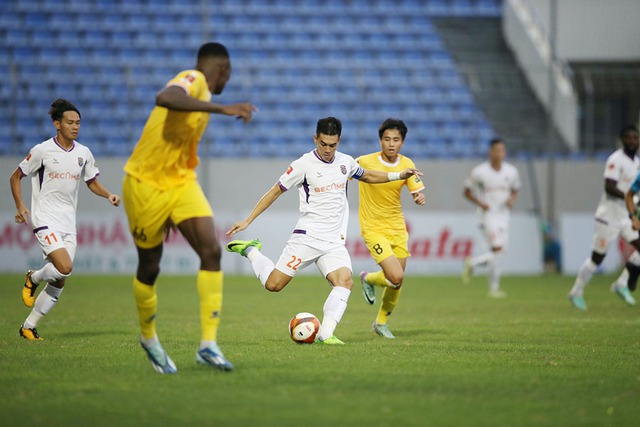 Tiến Linh (22) bị từ chối 1 bàn thắng dẫn tới CLB Bình Dương thua Quảng Nam 1-2