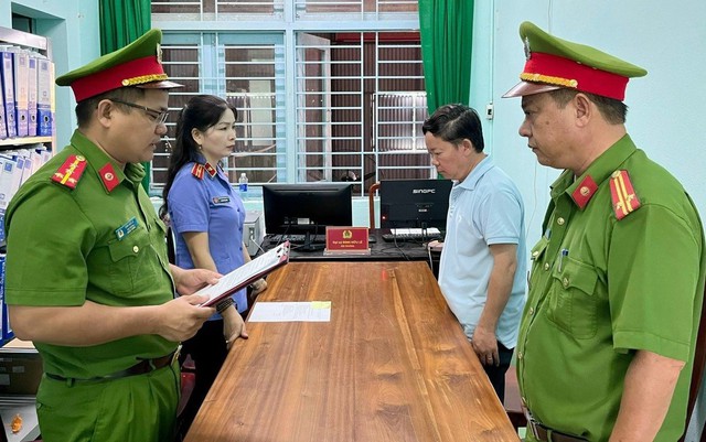 Cơ quan CSĐT Công an H.Tây Giang đọc quyết định khởi tố đối với Lê Quang Hào