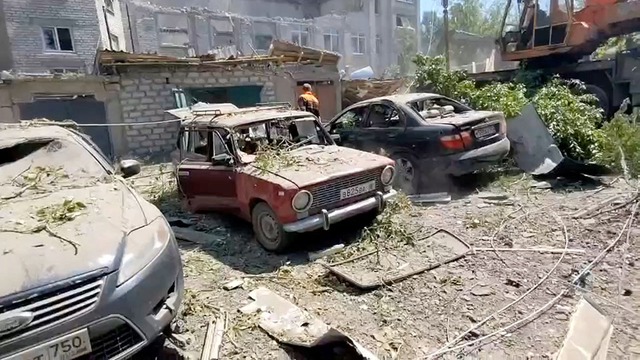 Một tòa nhà và ô tô ở vùng Luhansk (Ukraine) bị phá hủy trong cuộc tấn công bị nghi do Nga tiến hành gần đây