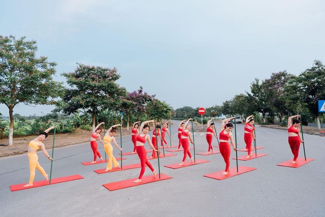 Nhóm Ngân Châu Yoga tập giữa đường giao thông
