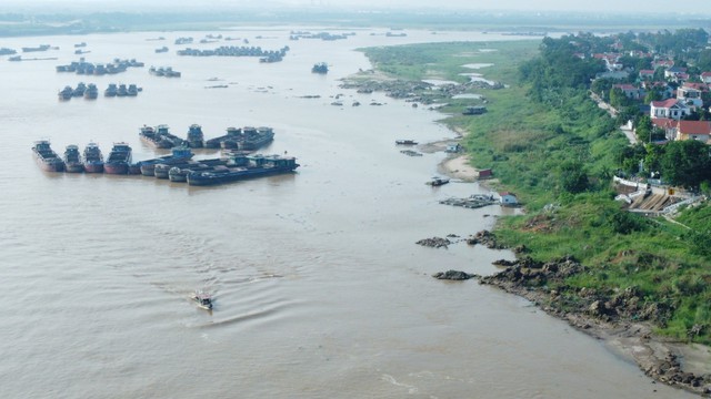 Tàu cát neo đậu trên sông Đà, đoạn qua địa bàn xã Phong Vân