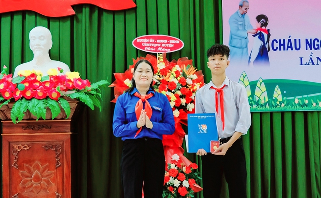 Chị Huỳnh Thị Thanh Nguyệt trao huy hiệu 