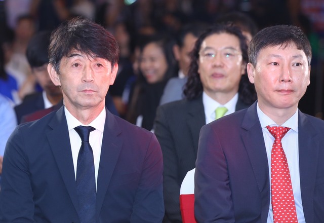 HLV Masatada Ishii ngồi cạnh HLV Kim Sang-sik