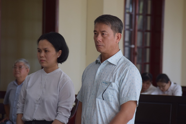 Các bị cáo Nguyễn Thị Lệ Ngọc và bị cáo Huỳnh Văn Thêm (từ trái qua phải)