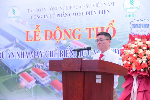 Tổng giám đốc Công ty cao su Điện Biên Nguyễn Công Tám báo cáo nội dung xây dựng nhà máy