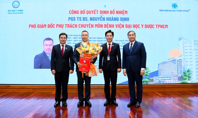 PGS-TS-BS Nguyễn Hoàng Định (thứ 2 từ trái qua) tại lễ công bố quyết định bổ nhiệm