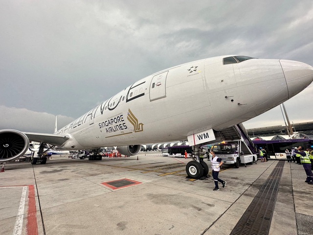 Chiếc máy bay của Singapore Airlines sau khi hạ cánh khẩn xuống sân bay Suvarnabhumi ở Bangkok ngày 21.5