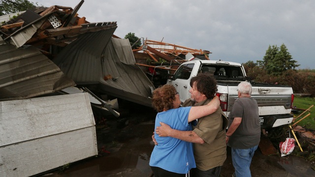 Người dân Iowa đứng cạnh ngôi nhà đổ nát do lốc xoáy