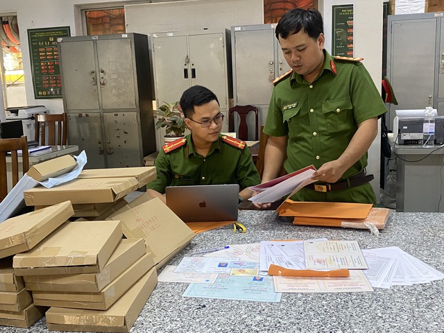 Công an H.Hóc Môn vừa triệt phá đường dây làm giả tài liệu của cơ quan, tổ chức với quy mô lớn, có tính chất xuyên quốc gia từ Campuchia  về Việt Nam