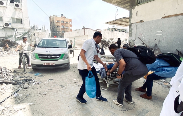 Sơ tán Bệnh viện Kamal Adwan ở miền bắc Gaza sau khi Israel tấn công nơi này