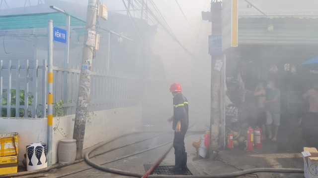 Cháy xưởng trên địa bàn TP.Thủ Đức, công nhân kịp thời tháo chạy- Ảnh 2.