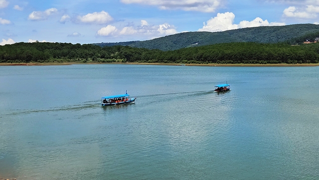 Tỉnh Lâm Đồng yêu cầu dừng hoạt động dịch vụ trên mặt nước thắng cảnh hồ Tuyền Lâm trước ngày 25.4
