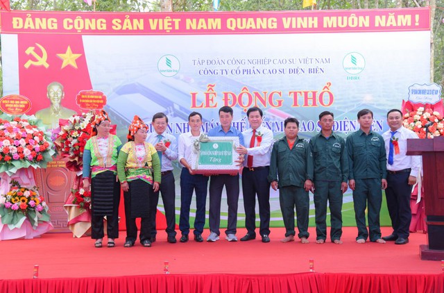 Lãnh đạo VRG tặng quà cho công nhân Công ty cao su Điện Biên