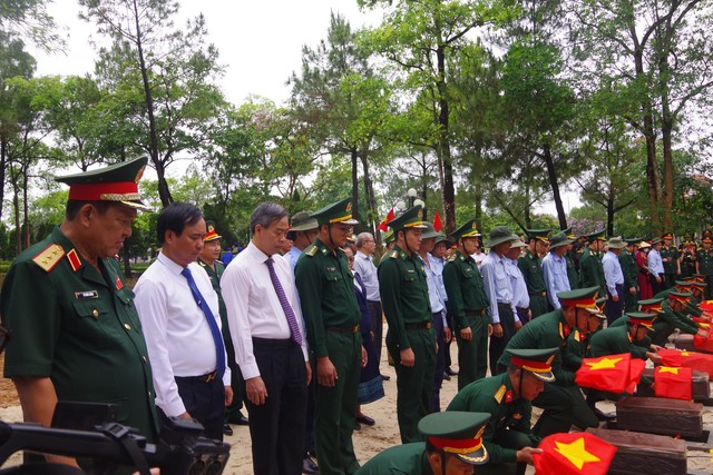 Đại diện lãnh đạo tỉnh Quảng Trị tổ chức lễ an táng hài cốt các liệt sĩ
