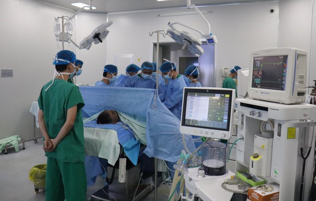 Phẫu thuật nội soi tái tạo dây chằng khớp gối tại Bệnh viện Quân y 120- Ảnh 1.