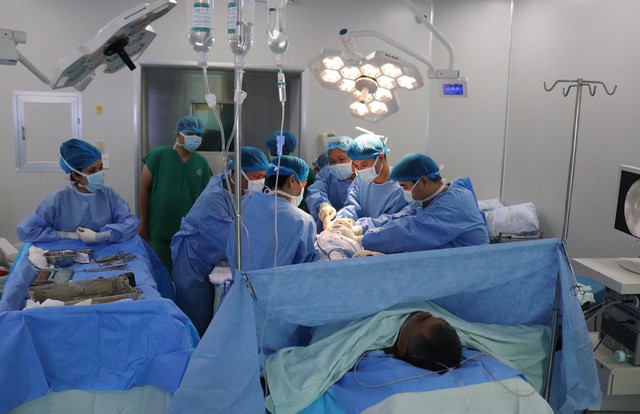 Phẫu thuật nội soi tái tạo dây chằng khớp gối tại Bệnh viện Quân y 120- Ảnh 2.