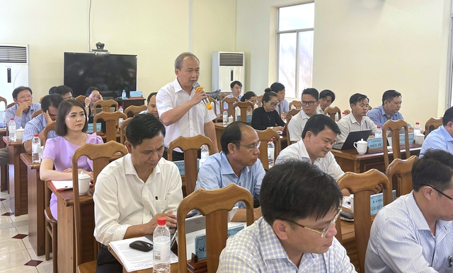 Đại diện Công ty Điện lực Bình Phước trả lời ý kiến của cử tri trên địa bàn
