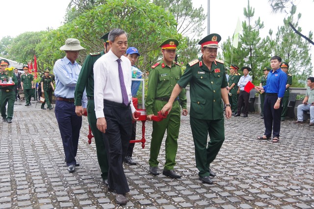 12 hài cốt liệt sĩ là quân tình nguyện và chuyên gia Việt Nam được an táng tại Nghĩa trang liệt sĩ quốc gia Đường 9