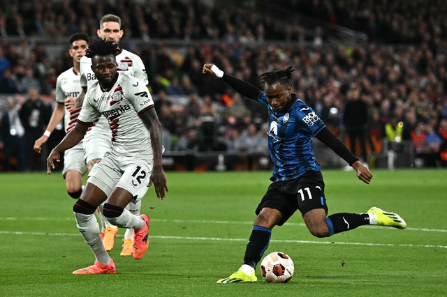 Ademola Lookman (phải) tỏa sáng với cú hat-trick giúp Atalanta vô địch Europa League
