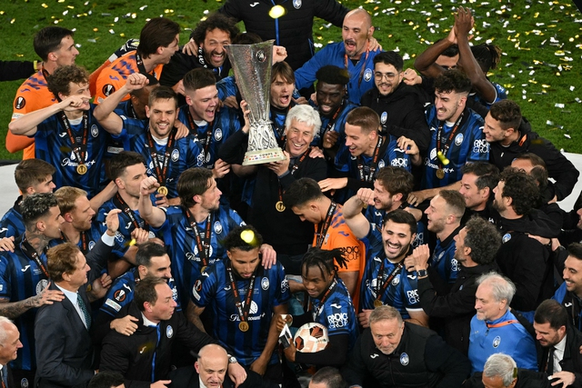 HLV Gapserini nâng cúp vô địch Europa League, đánh dấu 8 năm thành công khi dẫn dắt Atalanta